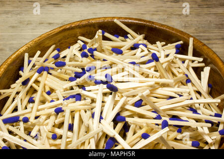 Correspondances avec les chefs bleus sur fond de bois Banque D'Images