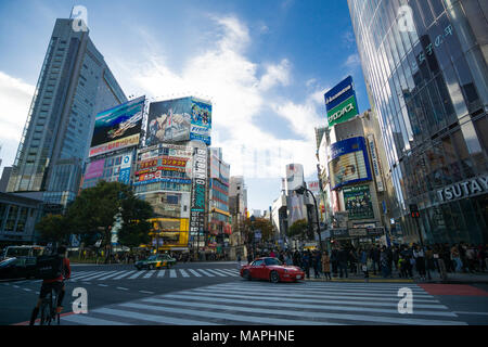 Porsche au croisement de Shibuya Tokyo Japon Banque D'Images