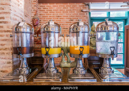 Jus d'orange, pomme, ananas et l'eau dans le verre doseur pour fournir aux clients de restaurant Banque D'Images