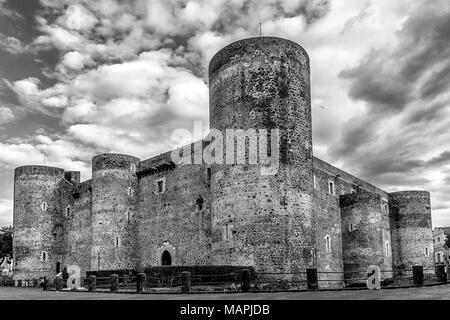 Belle vue en noir et blanc du célèbre château Ursino de Catane, Sicile, Italie Banque D'Images