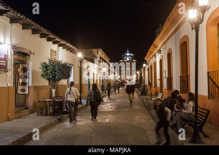 SAN CRISTOBAL DE LAS CASAS, MEXIQUE - 7 mars 2012 : nuit vue sur une rue piétonne et Del Carmen Arch Tower à San Cristobal de las Casas, Mexique. Banque D'Images