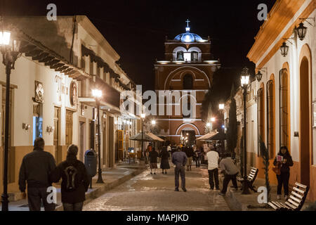 SAN CRISTOBAL DE LAS CASAS, MEXIQUE - 7 mars 2012 : nuit vue sur une rue piétonne et Del Carmen Arch Tower à San Cristobal de las Casas, Mexique. Banque D'Images