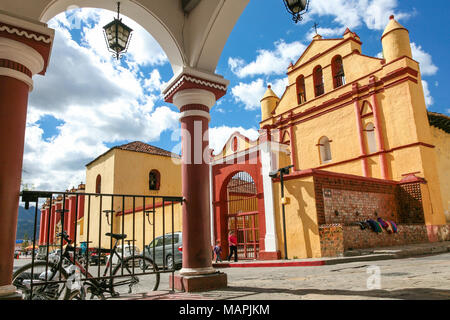 SAN CRISTOBAL DE LAS CASAS, MEXIQUE - 8 mars 2012 : Ancienne architecture coloniale autour de Zocalo, place centrale de San Cristobal de las Casas, Mexique. Banque D'Images