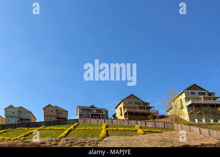 Maisons sur pilotis le long de hillside en banlieue de l'Amérique du Nord Banque D'Images