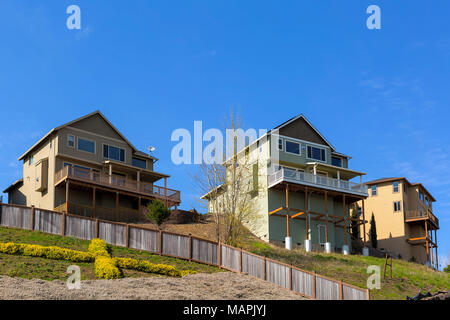 Maisons de banlieue nord-américains sur pilotis le long des lots de hillside Banque D'Images