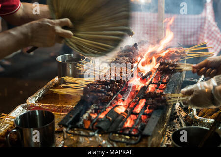 Brochettes de viande Close up cuire sur des charbons ardents dans le marché alimentaire Rue Satay Banque D'Images