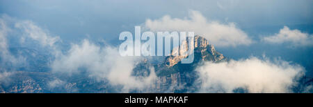 Montagnes couvertes de nuages après de fortes pluies durant le coucher du soleil, un panorama à rocky top Puertos de Beceite dans Parc national entre des nuages, Sp Banque D'Images