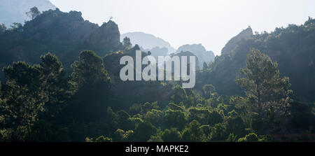 Image paysage à Puertos de Beceite Parc national montrant les magnifiques collines rocheuses avec une végétation dense et une belle lumière du soleil du matin, Espagne Banque D'Images