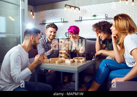 Un groupe d'amis jouer à des jeux de société dans la salle. Banque D'Images