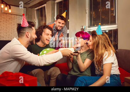 Les amis avec un gâteau avec des bougies fête anniversaire. Banque D'Images