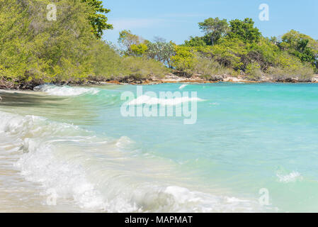 Clair comme de l'eau de mer tropical beach de Ao Wai, Ko Samet (Koh Samed), la Thaïlande en janvier. Aqua marin avec les vagues turquoises & arbres luxuriants Banque D'Images