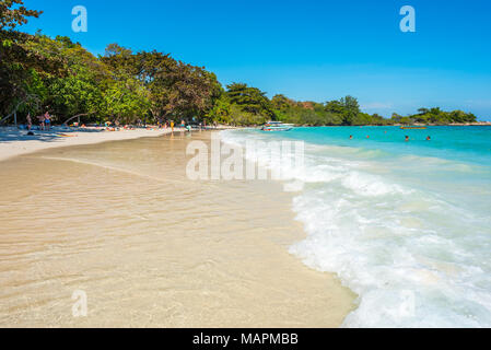 Plage de Ao Wai - touristes (non identifiés) apprécier le sable, surf et d'eau turquoise. Banque D'Images