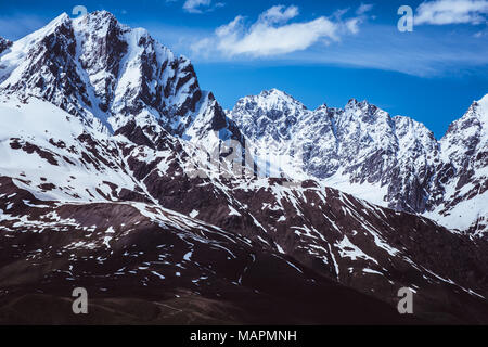 Paysage des montagnes de neige contre le beau ciel bleu en Géorgie (pays), région de Svaneti. Vue sur les alpes des montagnes du Caucase de ski Hatsvali Banque D'Images