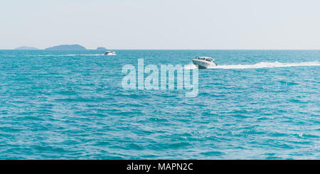 Bateau rapide avec passagers à bord va de Koh Samet à Ban Phe Pier, l'autre bateau remonte à l'île. Banque D'Images