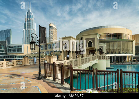 Le Burj Khalifa lake et plaza à Dubaï, Émirats arabes unis, au Moyen-Orient. Banque D'Images