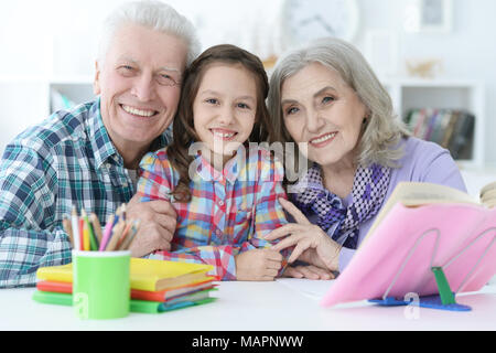 Petite fille mignonne avec des grands-parents l'étude Banque D'Images