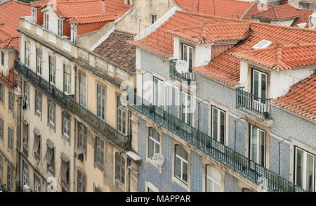 Façades en céramique dans le quartier du Bairro Alto de la ville de Lisbonne, Portugal. Banque D'Images