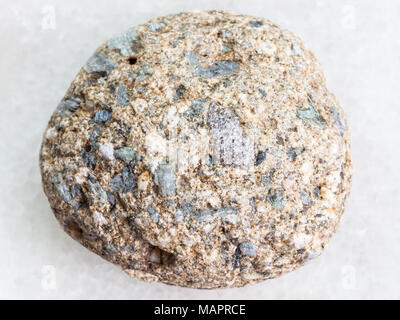 La prise de vue macro des eaux minérales naturelles rock specimen - grès Arkose sur fond de marbre blanc Banque D'Images