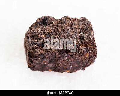 La prise de vue macro des eaux minérales naturelles et des matières premières - spécimen rock gazon tourbe pierre sur fond de marbre blanc Banque D'Images