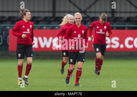 NEWPORT, Pays de Galles - 03 avril : Hayley Ladd et Sophie Ingle en action alors que l'équipe de femmes du Pays de Galles au train Parc Dragon avant la Coupe du Monde féminine de la fifa mat Banque D'Images