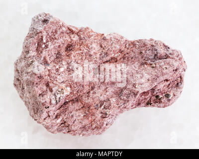 La prise de vue macro des eaux minérales naturelles rock specimen - Tuf rugueux pierre sur fond de marbre blanc Banque D'Images