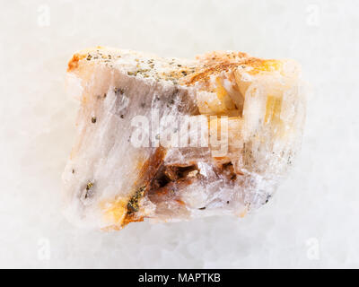 La prise de vue macro des eaux minérales naturelles rock specimen - or natif en pierre de quartz sur fond de marbre blanc Banque D'Images