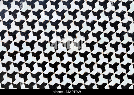 Géométrique noir et blanc mur carrelé de mosaïque marocaine, Palais El Mokri, Fes, Maroc Banque D'Images