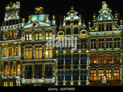 Façades de maisons de guilde de la Grand Place ou place principale de Bruxelles illuminée la nuit en style italien baroque avec des influences flamand, Belgique. Banque D'Images