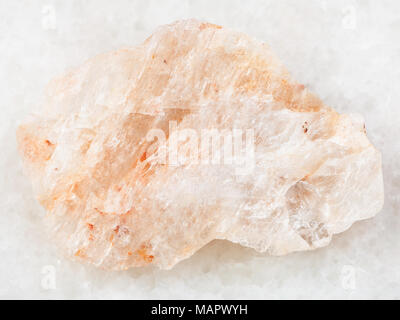 La prise de vue macro des eaux minérales naturelles et des matières premières - belomorite rock specimen de plagioclase (pierre de lune) sur fond de marbre blanc de la Carélie, péninsule de Kola Banque D'Images