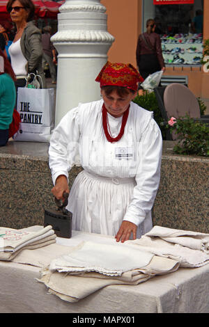 Croatie Zagreb 21 SEPTEMBRE 2013 : dame, habillée de vêtements traditionnels, est une planche à ses vêtements, Croatie Banque D'Images