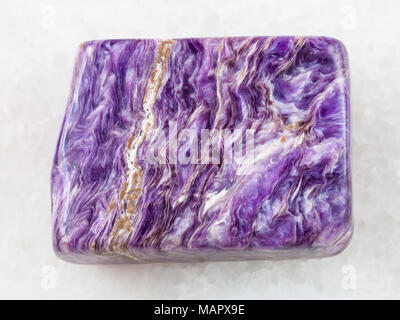 La prise de vue macro des eaux minérales naturelles rock specimen - plaque polie de pierres charoite sur fond de marbre blanc massif Murun, Yakoutie, Russie Banque D'Images