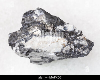 La prise de vue macro des eaux minérales naturelles rock specimen - Bismuthinite veine de quartz brut pierre sur le marbre blanc de l'arrière-plan Malkhanskoye Malkhan mine (fr) Banque D'Images