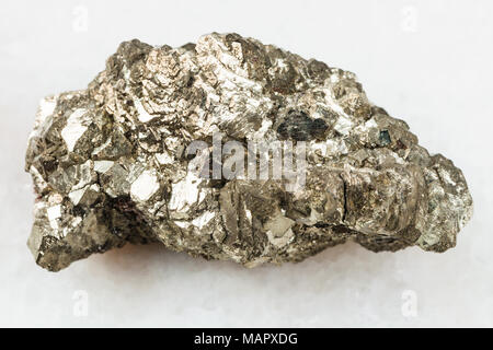 La prise de vue macro des eaux minérales naturelles rock specimen - matières premières (pierre marcassite pyrite de fer blanc) sur fond de marbre blanc, au nord de l'Belorechenskoye Banque D'Images