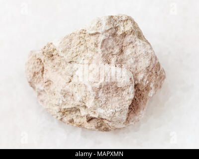 La prise de vue macro des eaux minérales naturelles rock specimen - matières marl pierre sur fond de marbre blanc Banque D'Images