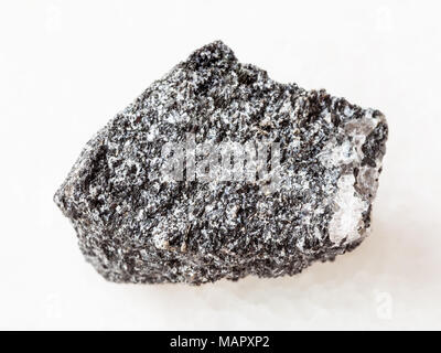 La prise de vue macro des eaux minérales naturelles et des matières premières - l'échantillon de roche pierre d'Amphibolite sur fond de marbre blanc Banque D'Images