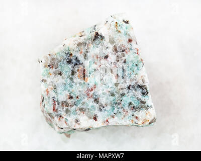 La prise de vue macro des eaux minérales naturelles rock specimen - brut de l'amazonite pierre de granit sur fond de marbre blanc Banque D'Images