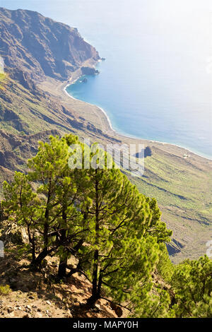 Vue panoramique sur la baie de Las Playas, y compris Roque Bonanza, îlot du Mirador de las Playas oublier dans El Hierro, Îles Canaries, Espagne Banque D'Images