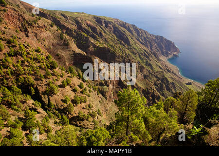 Vue panoramique sur la baie de Las Playas, y compris Roque Bonanza, îlot du Mirador de las Playas oublier dans El Hierro, Îles Canaries, Espagne Banque D'Images