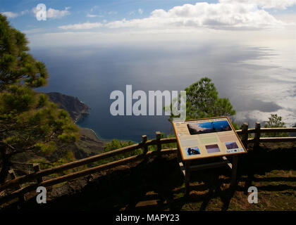 Vue panoramique sur la baie de Las Playas, y compris Roque Bonanza, îlot du Mirador de las Playas oublier dans El Hierro, Îles Canaries, Espagne Banque D'Images