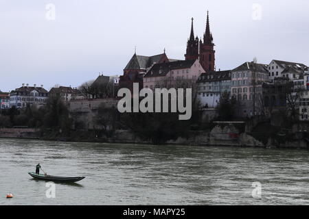 Cityscape, Riverside de grand-Bâle avec Münster / Minster, l'homme sur une barque, vieille ville, Rivière du Rhin, Bâle, Suisse, Europe Banque D'Images