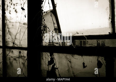 En regardant par la fenêtre d'une usine abandonnée Banque D'Images