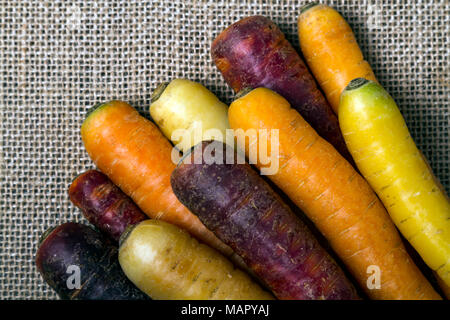 Les carottes de couleur sur de la toile de jute Banque D'Images