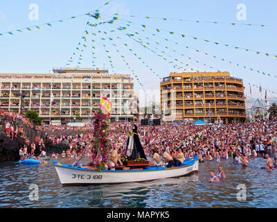 Embarcacion de la Virgen del Carmen, procession de l'eau, Puerto de la Cruz, l'île de Tenerife, Canaries, Espagne, Europe, Atlantique Banque D'Images