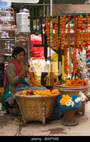 Guirlande de fleurs vendeur dans les rues de Katmandou, Népal, Asie Banque D'Images