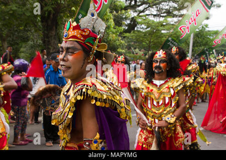 Les hommes indonésiens de prendre part à une fête de carnaval de l'année 101e anniversaire Malang, Malang, Java Est, Indonésie, Asie du Sud, Asie Banque D'Images