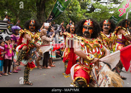 Les hommes indonésiens de prendre part à une fête de carnaval de l'année 101e anniversaire Malang, Malang, Java Est, Indonésie, Asie du Sud, Asie Banque D'Images