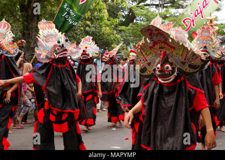 Des hommes masqués indonésien de prendre part à une fête de carnaval de l'année 101e anniversaire Malang, Malang, Java Est, Indonésie, Asie du Sud, Asie Banque D'Images