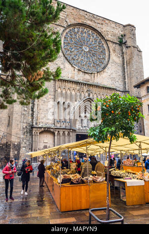 Les étals de marché en face de l'église gothique de Santa Maria del Mar, La Ribera, Barcelone, Catalogne, Espagne, Europe Banque D'Images