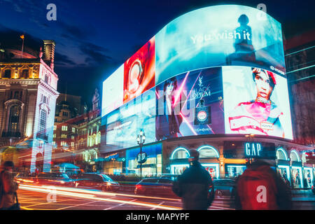 Sentiers de la circulation et des publicités dans la nuit près de Piccadilly Circus, Londres, Angleterre, Royaume-Uni, Europe Banque D'Images