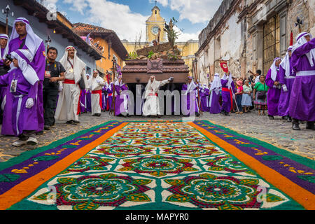 Procession du Vendredi Saint à l'approche d'un tapis de sciure pendant la Semaine Sainte 2017 à Antigua, Guatemala, Amérique Centrale Banque D'Images